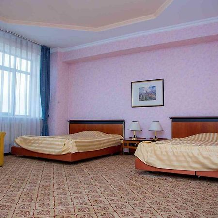 Hotel Экипаж Almaty Exterior foto