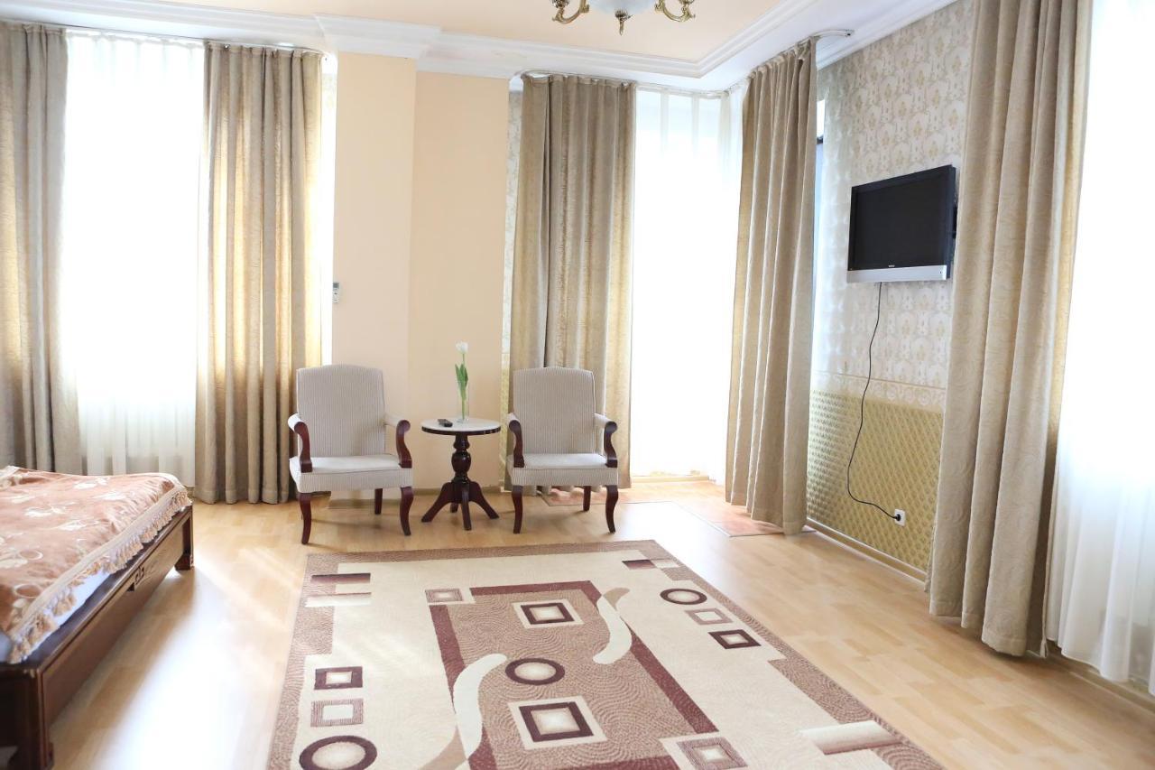 Hotel Экипаж Almaty Exterior foto